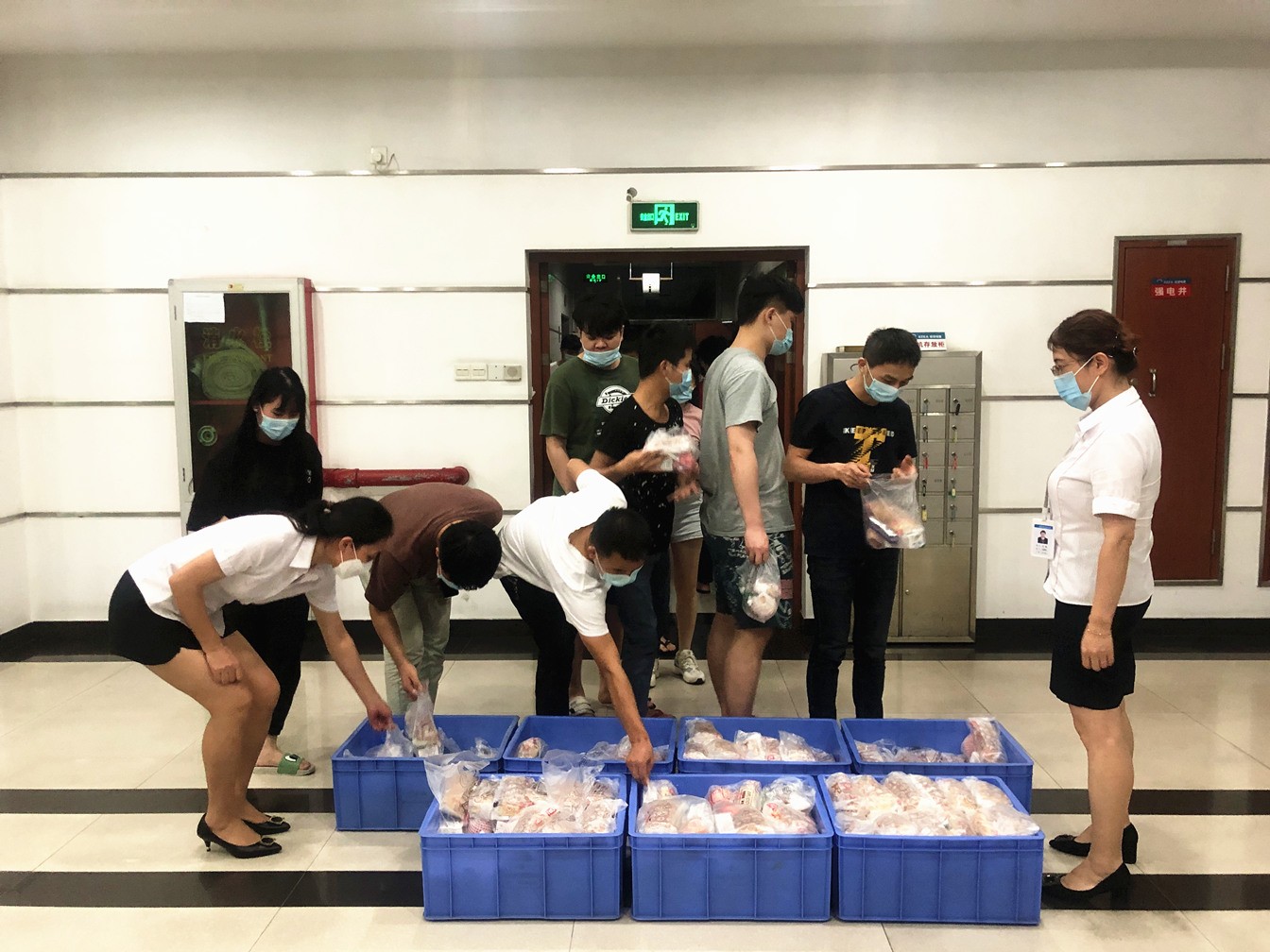 暖人心，鼓干勁 - 公司工會(huì)慰問一線加班員工